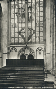 3113 Interieur van de Domkerk te Utrecht: gezicht in het zuidertransept met een gedeelte van het glas-in-lood-raam met ...